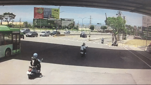 莊男駕駛油罐車，疑似要變換車道匯入慢車道，但過程中卻駛進兩個車道中間。（圖／TVBS）