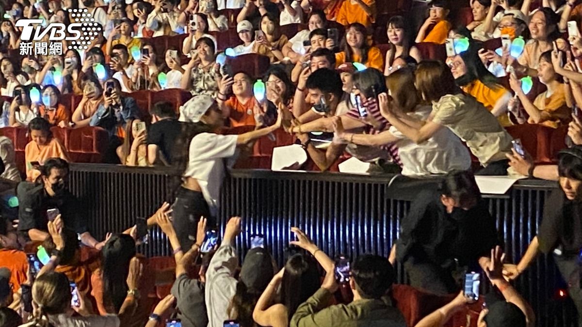 來到安可環節，頌樂驚喜從觀眾席現身跟粉絲互動。（圖／讀者提供）