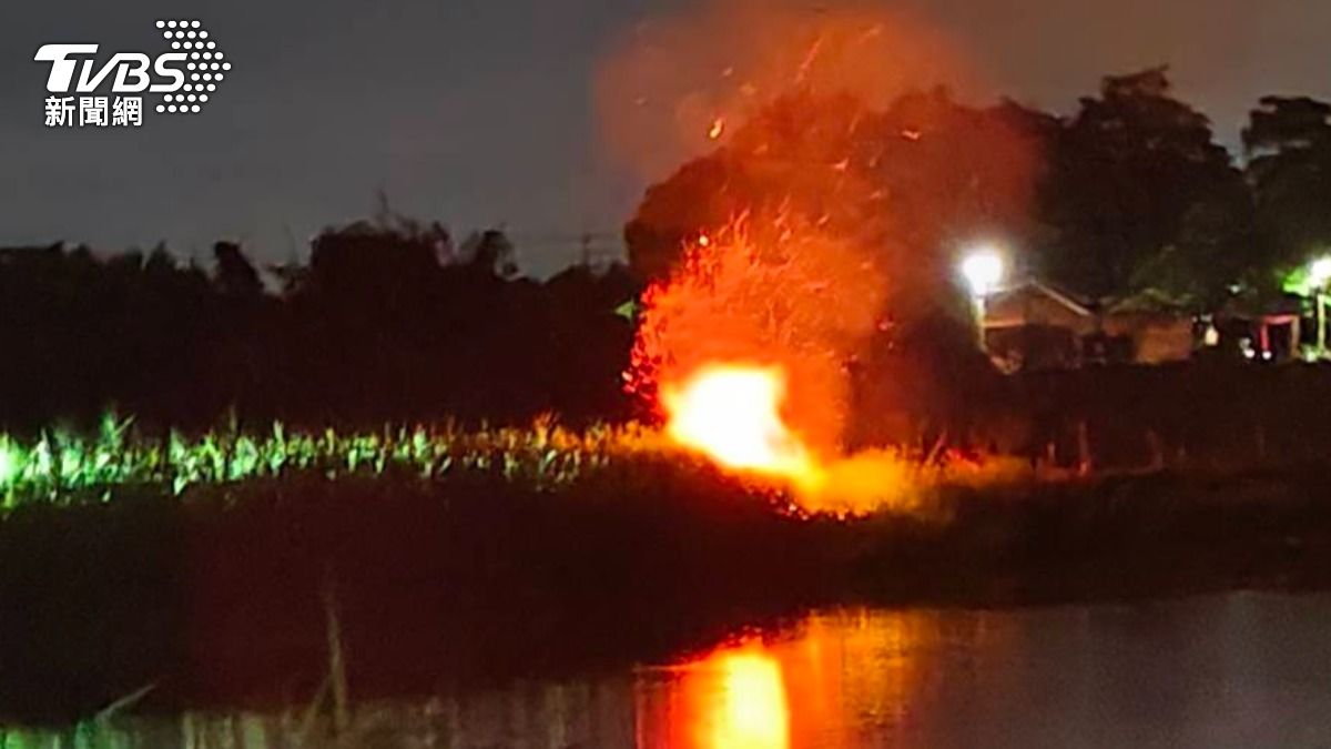 台南安南區一處魚塭於昨日晚間傳出火警，一名婦人疑似為了救火失足溺斃。（圖／TVBS）