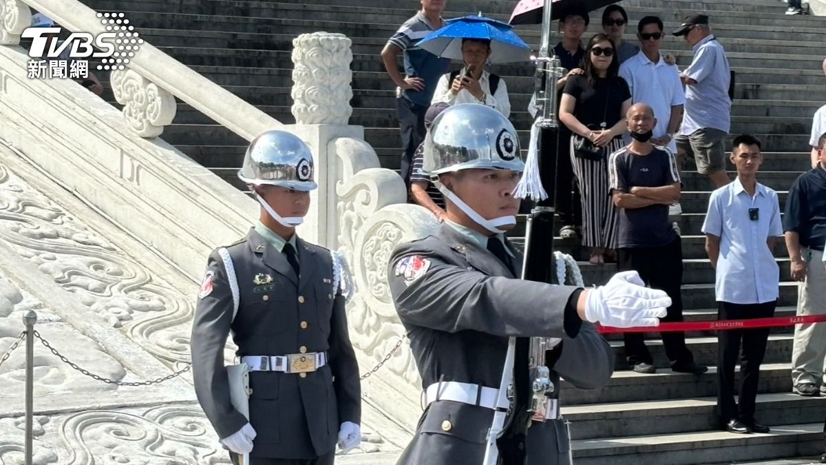 中正紀念堂儀隊「戶外」操驗day１！越南遊客：希望兵哥多一點更吸引人