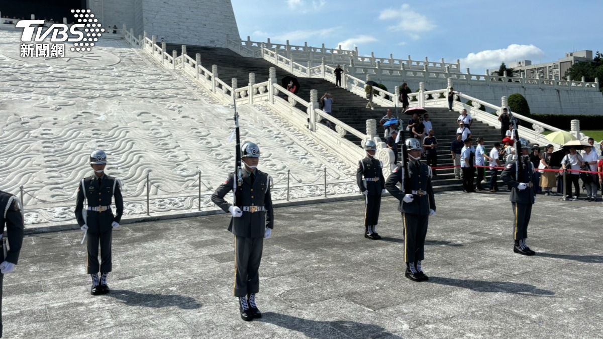 儀隊移出銅像大廳，早上9點至下午5點整點操演。（圖／記者萬紹安攝）