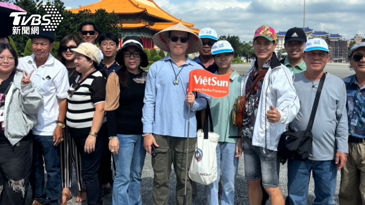 越南旅行團首度來中正紀念堂，直呼印象深刻。（圖／記者萬紹安攝）