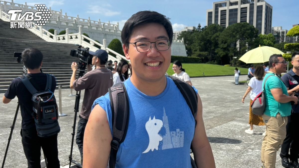 菲籍美國人許先生首次來中正紀念堂，認為國軍儀隊操演精彩、不虛此行。（圖／記者萬紹安攝）