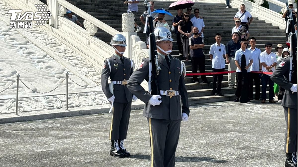 三軍儀隊改至中正紀念堂前民主大道訓練。（圖／記者萬紹安攝）