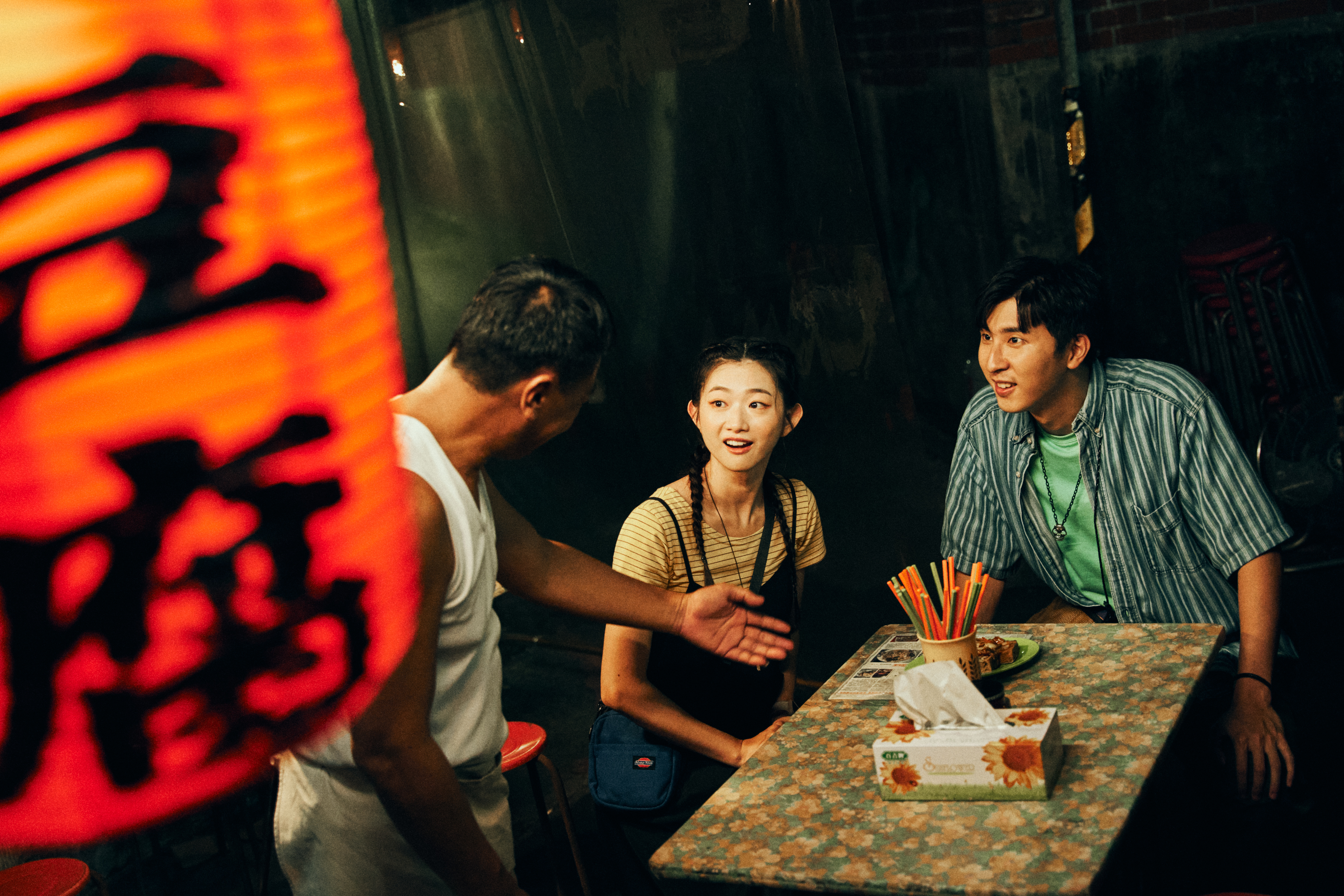 劇中晏柔中、胡釋安品嚐臭豆腐，遇到詭異老闆游安順。（圖／CATCHPLAY+提供）