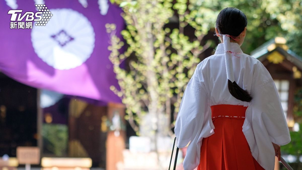 許多人造訪日本神社時，會拍攝巫女的照片。（示意圖／shutterstock 達志影像）