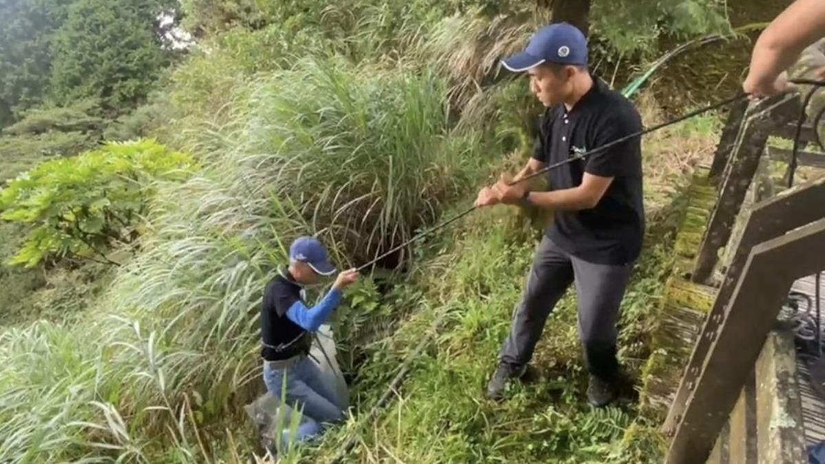 人員垂降清理垃圾，過程相當驚險。（圖／翻攝自太平山國家森林遊樂區臉書）