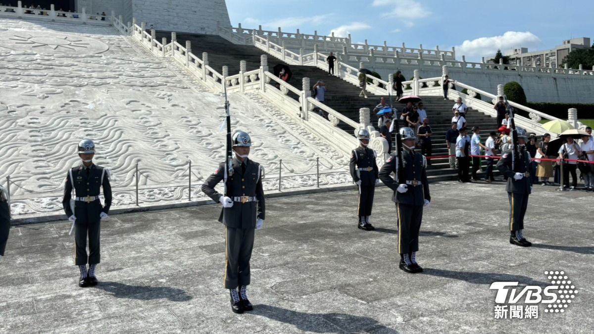 中正紀念堂三軍儀隊從銅像大廳改到戶外操演。（圖／萬紹安攝）