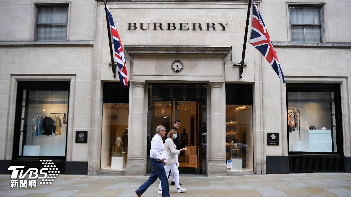 英國精品品牌Burberry撤換執行長，第一季銷售量下滑、造成股價單日下挫10%。（圖／達志影像歐新社）