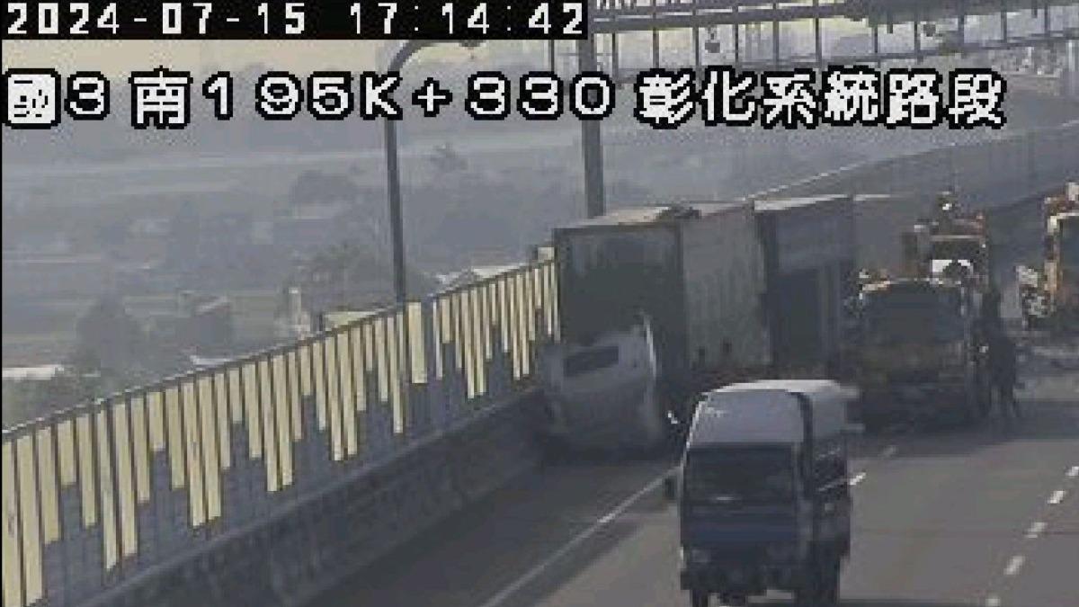 2台大貨車和2台小客車，共4車追撞事故。（圖／翻攝自高速公路1968）