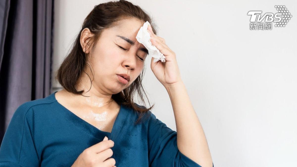 夏天進冷氣房可能會感到頭痛、頭暈。（示意圖／shutterstock達志影像）