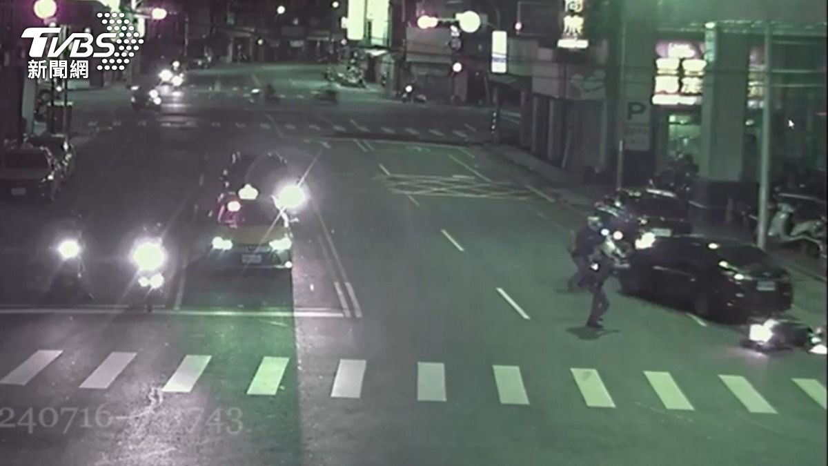 杜男拒檢還撞倒警車，警方開槍制止。（圖／TVBS）