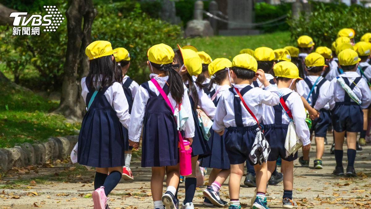 幼兒園小朋友聚在一起討論家裡的秘密。（示意圖／shutterstock 達志影像）