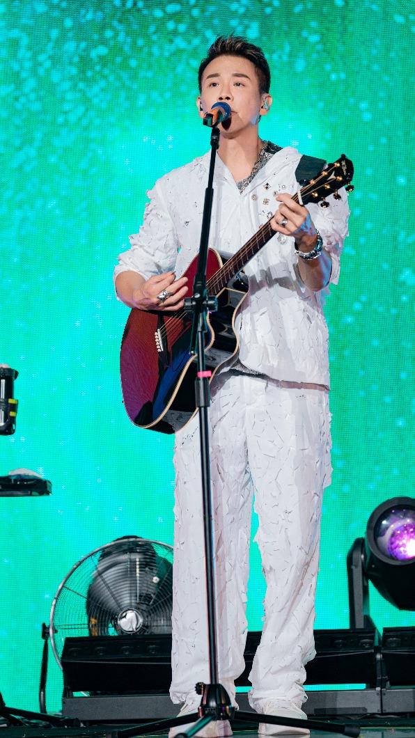 陶喆賣力飆唱了〈黑色柳丁〉、〈流沙〉、〈普通朋友〉、〈找自己〉、〈寂寞的季節〉等經典歌。（圖／偉大文化提供）