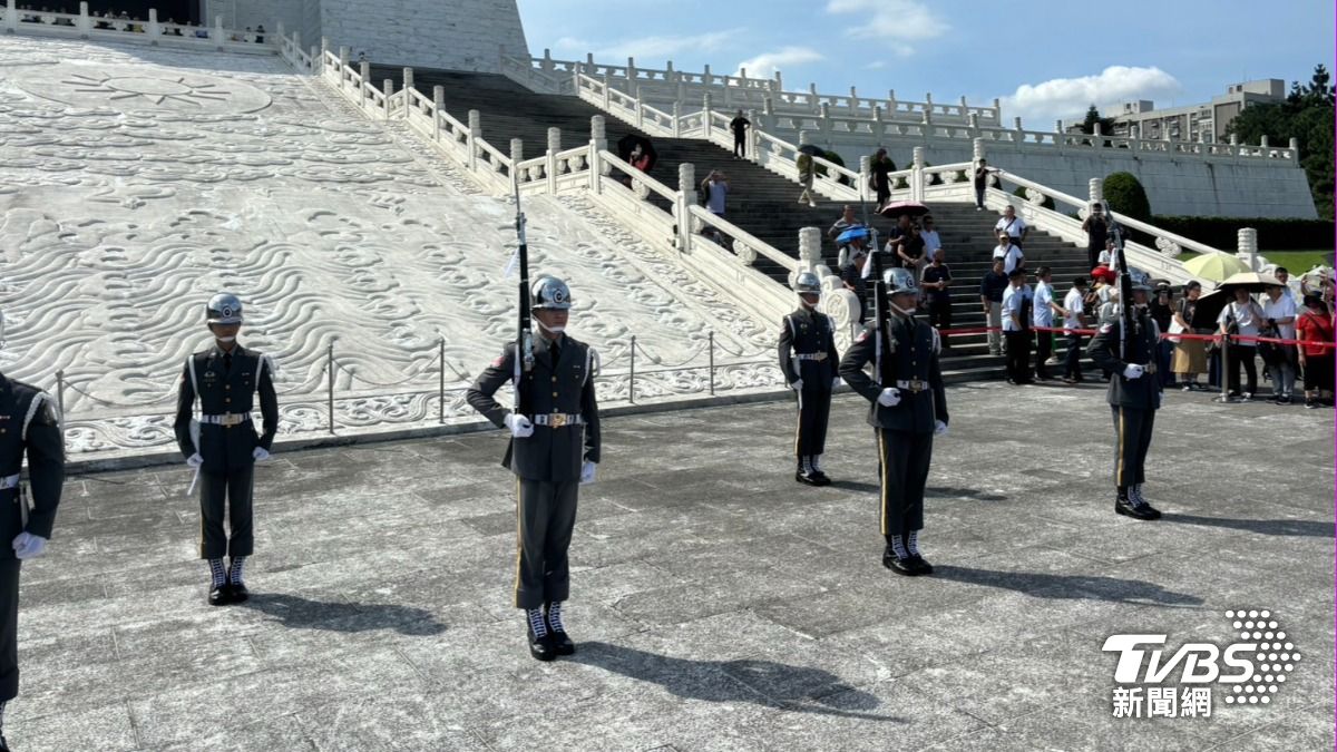 中正紀念堂儀隊換崗至民主廣場。（圖／萬紹安攝）