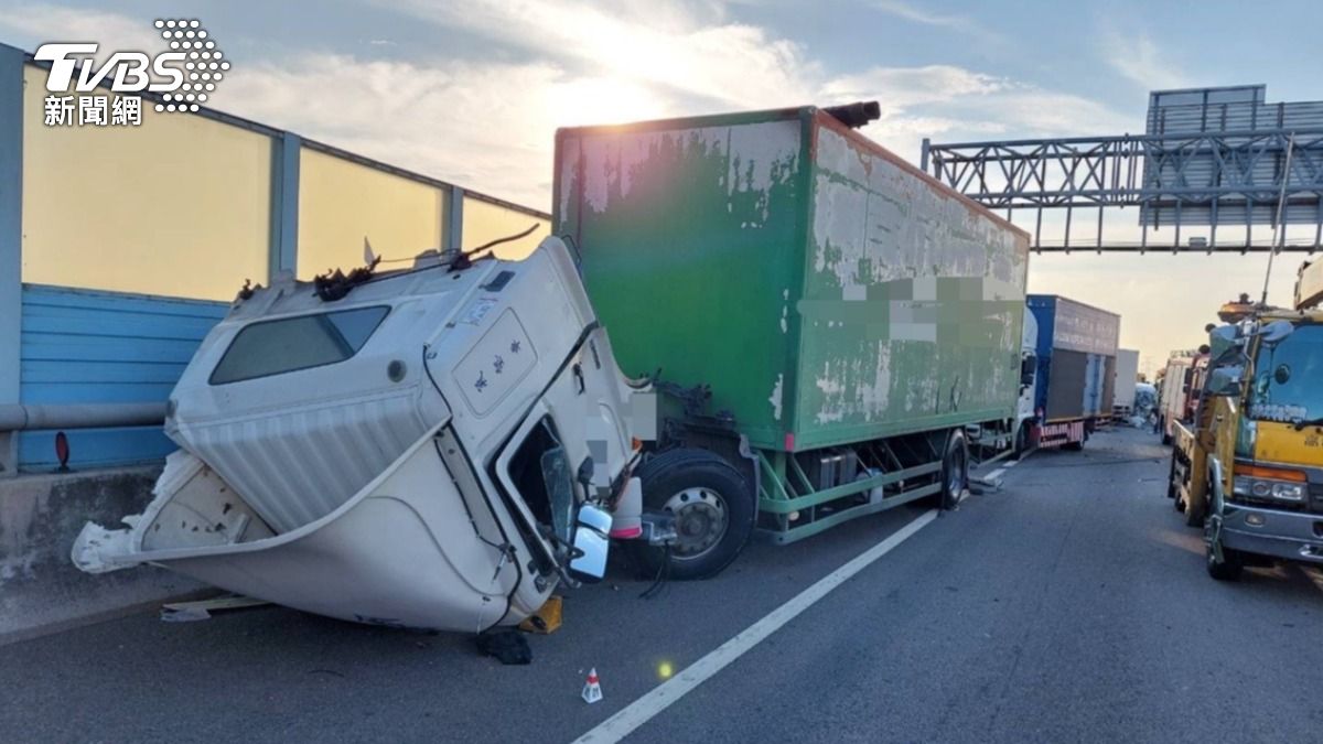 初步判定肇因為綠色大貨車石姓駕駛未注意車前狀態。（圖／TVBS）