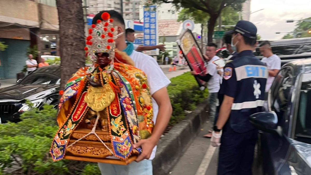 陳男不顧自己的傷勢，趕緊爬出來「解救神明」。（圖／灣子里長方相茗提供）