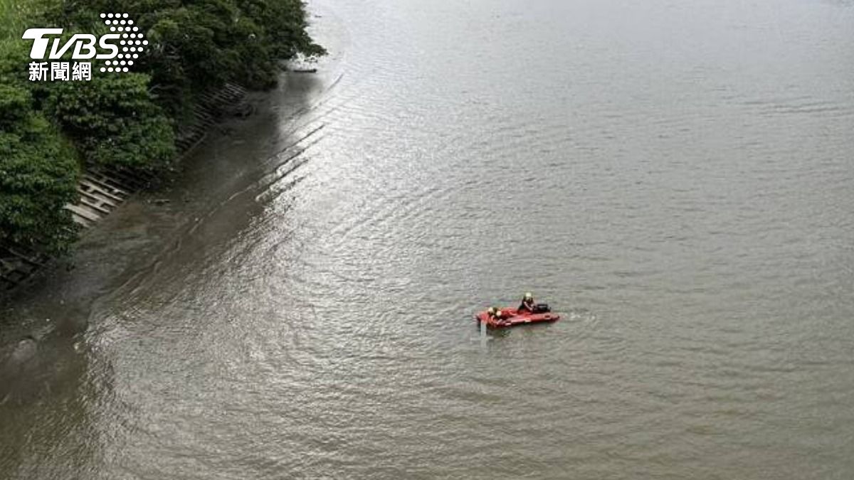 警消人員下船艇搶救落水患者。（圖／翻攝畫面）