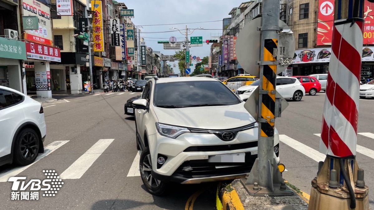 桃園市一名田姓女子開車行經中華路、興仁路口時不慎自撞安全島。（圖／TVBS）