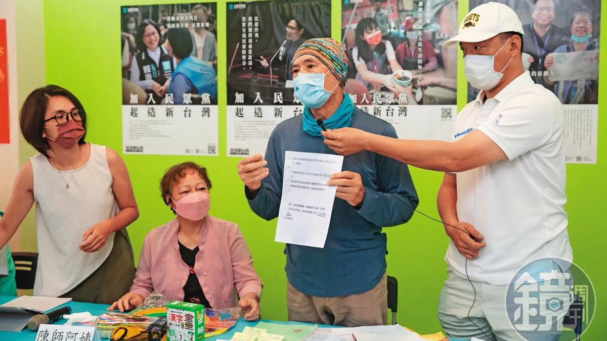 受霸凌輕生教師的姨丈（右2）痛批林立生推諉卸責、德不配位。（圖／鏡週刊）