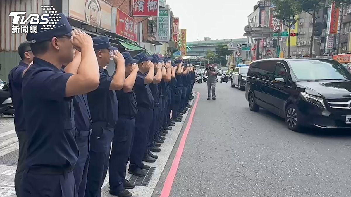 同仁列隊送別殉職警員黃瑋震。（圖／TVBS）