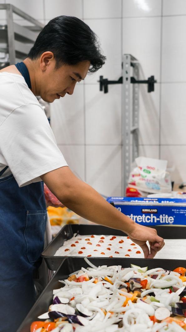 施名帥扛50人份餐點的重任。(圖/客家電視提供)