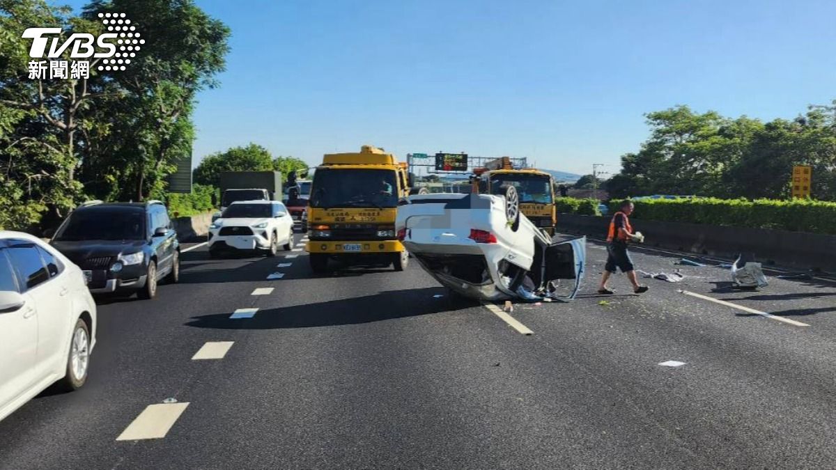 事故占用內線到外線車道。（圖／TVBS）