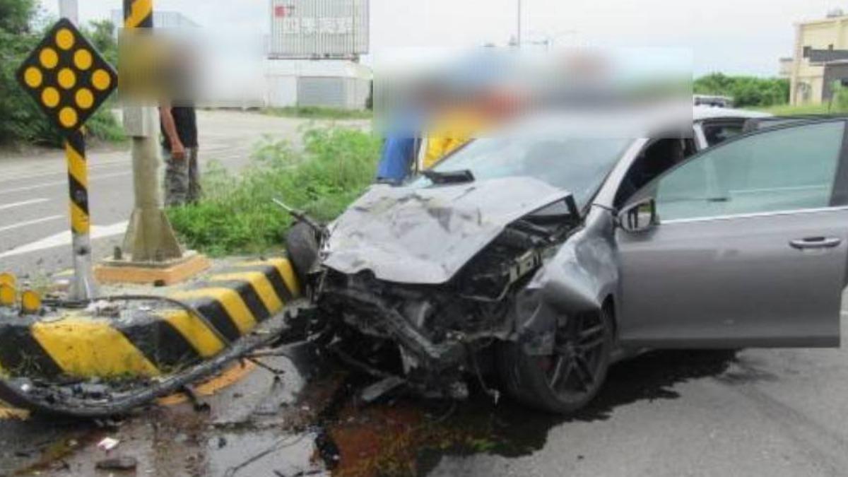 今年6月6日陳男搭乘友人的車發生車禍，頭部直接衝擊前擋風玻璃受重創。（圖／屏東縣政府警察局恆春警分局提供）