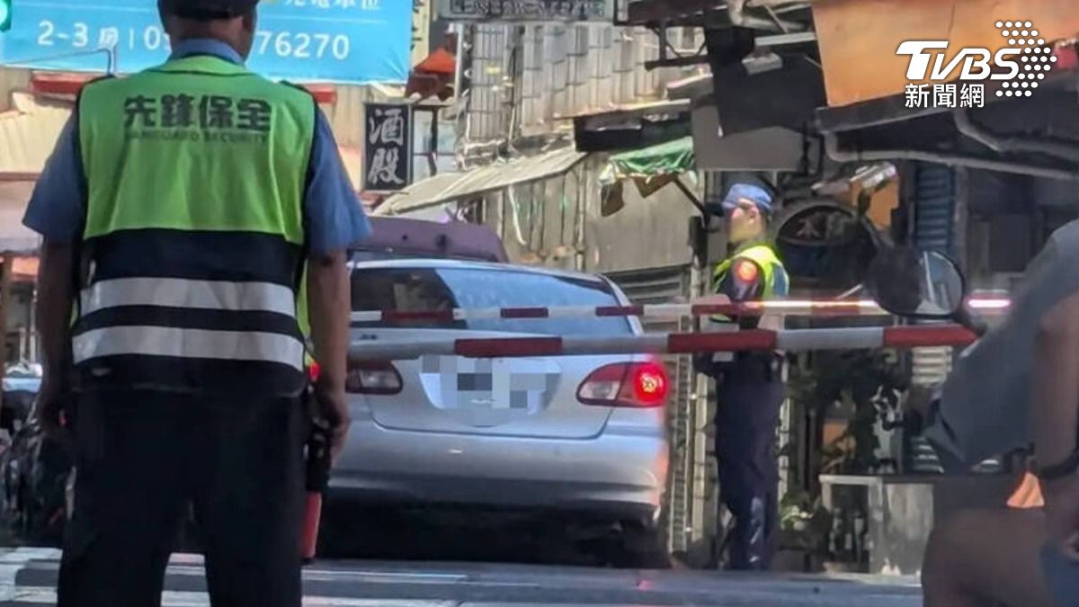 宜蘭市一輛小客車16日行經東港路時，為搶快導致整輛車卡在鐵軌上。（圖／翻攝自臉書社團宜蘭知識+）