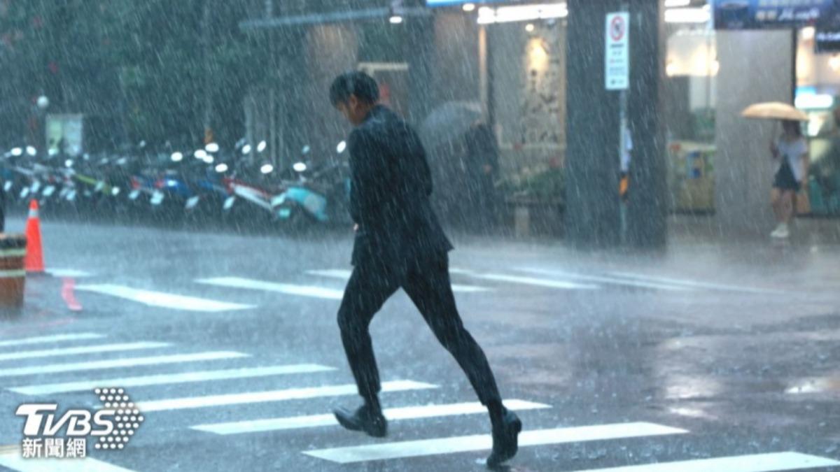 氣象署發布大雨特報。（圖／黃城碩攝）