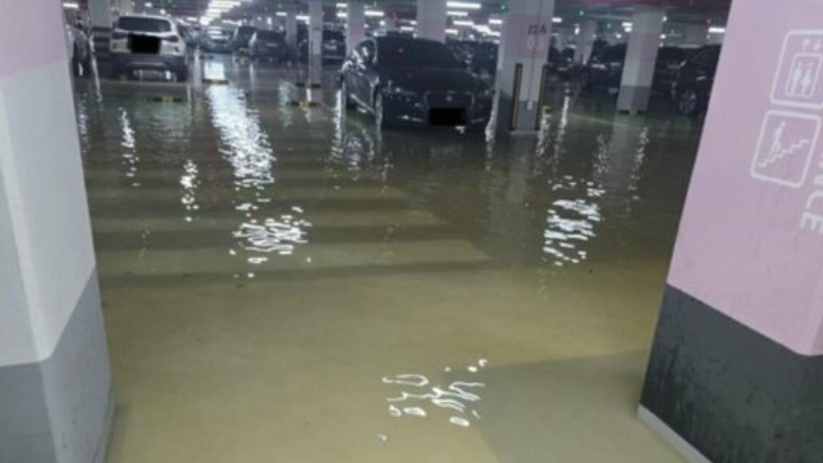 南韓首都圈暴雨，新公寓停車場慘淹。（圖／翻攝中央日報）