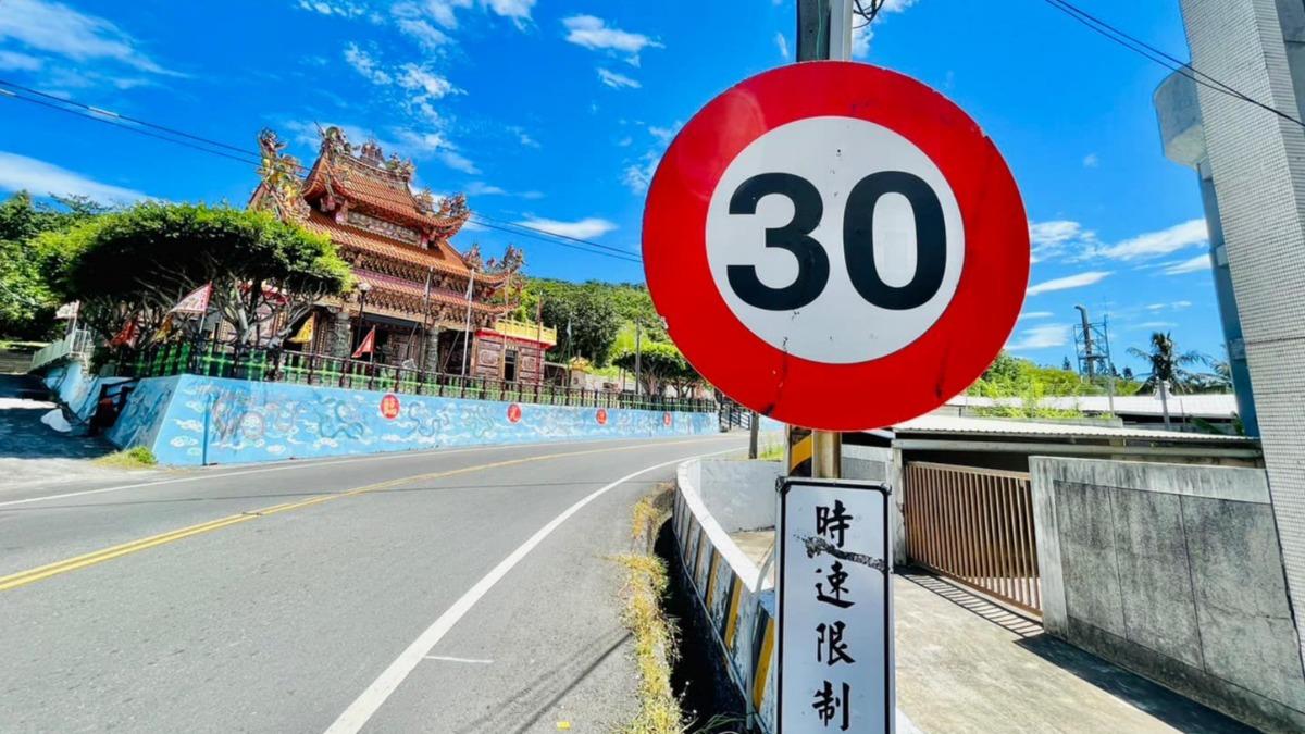 志工呼籲民眾環島時可以將車速降到時速30公里。(圖/陸蟹志工提供)