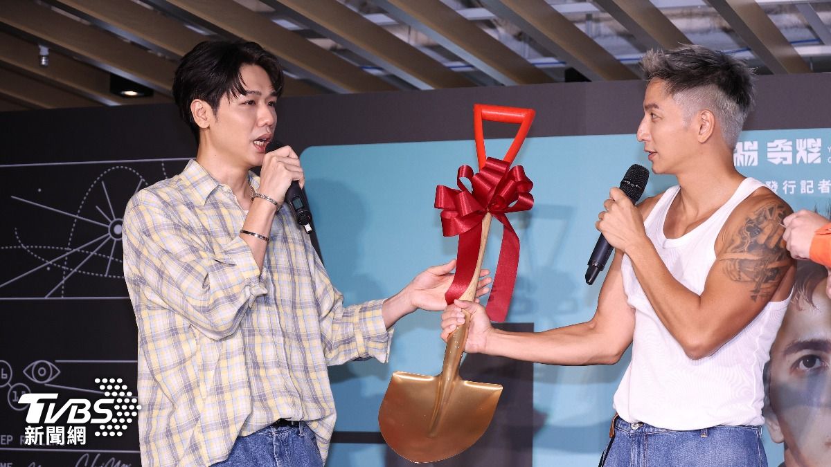 蔡旻佑（左）為小煜發片記者會站台。（圖／張哲鳴攝）