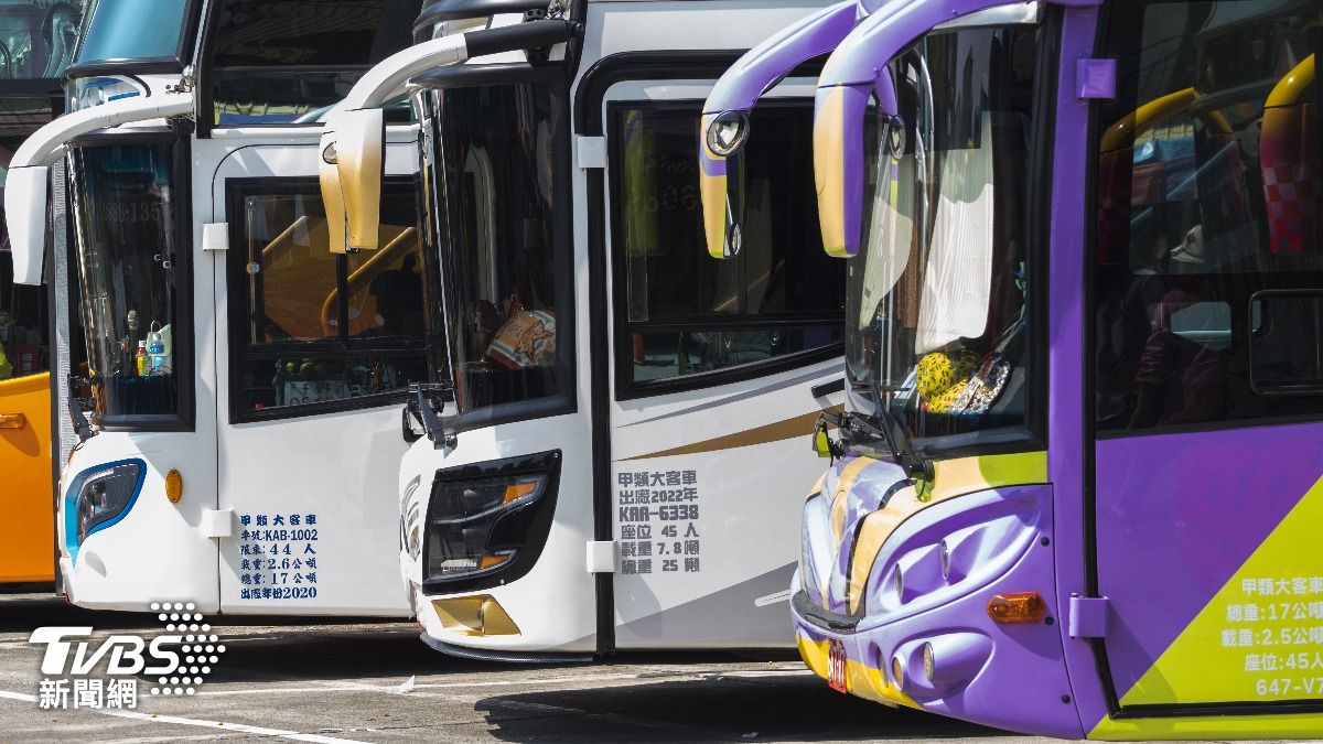 Tour bus drivers protest new MOTC regulations in Taipei (Shutterstock) Tour bus drivers protest new MOTC regulations in Taipei