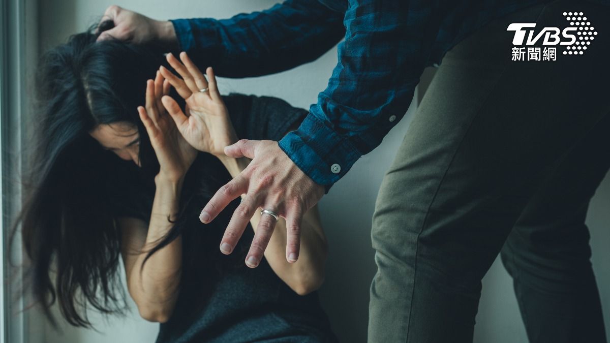 苗栗婦人長期受到丈夫家暴。（示意圖／shutterstock 達志影像）