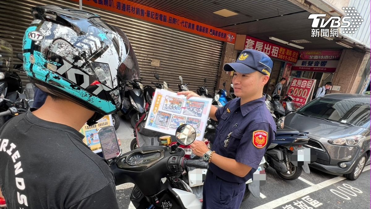 警方向騎士宣導。（圖／TVBS）
