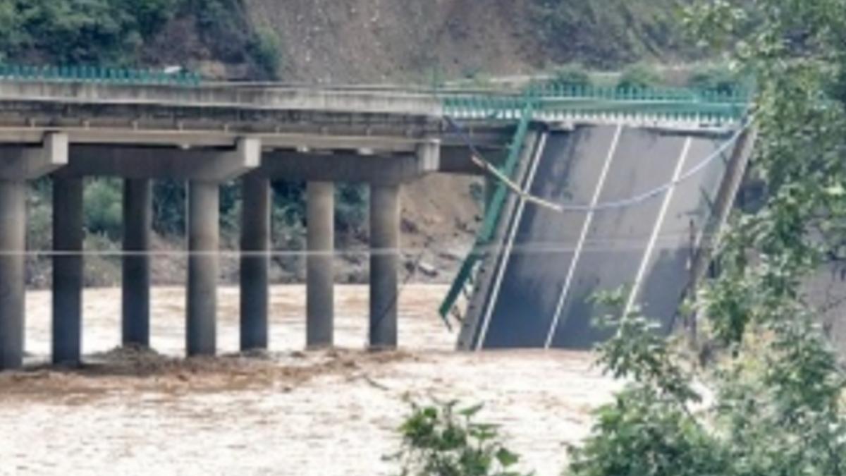 丹寧高速公路，在19日晚間受到暴雨洪災影響導致坍塌。（圖／翻攝自央視微博）