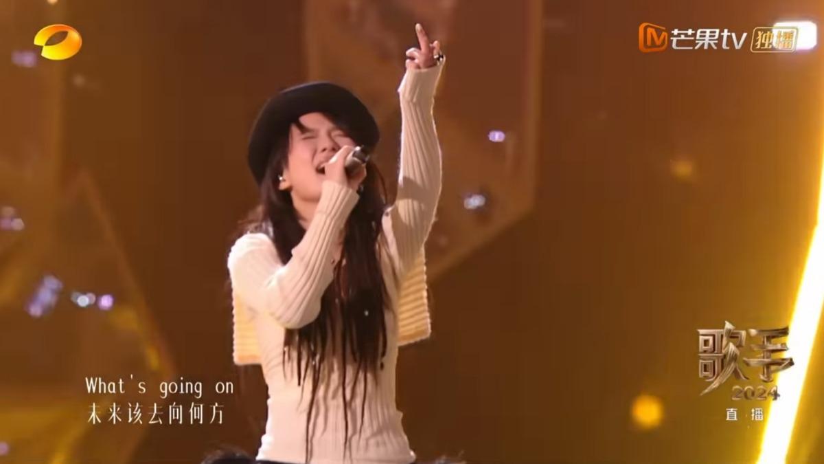 張鈺琪忘情高歌，更出現比中指手勢。（圖／翻攝自YouTube）