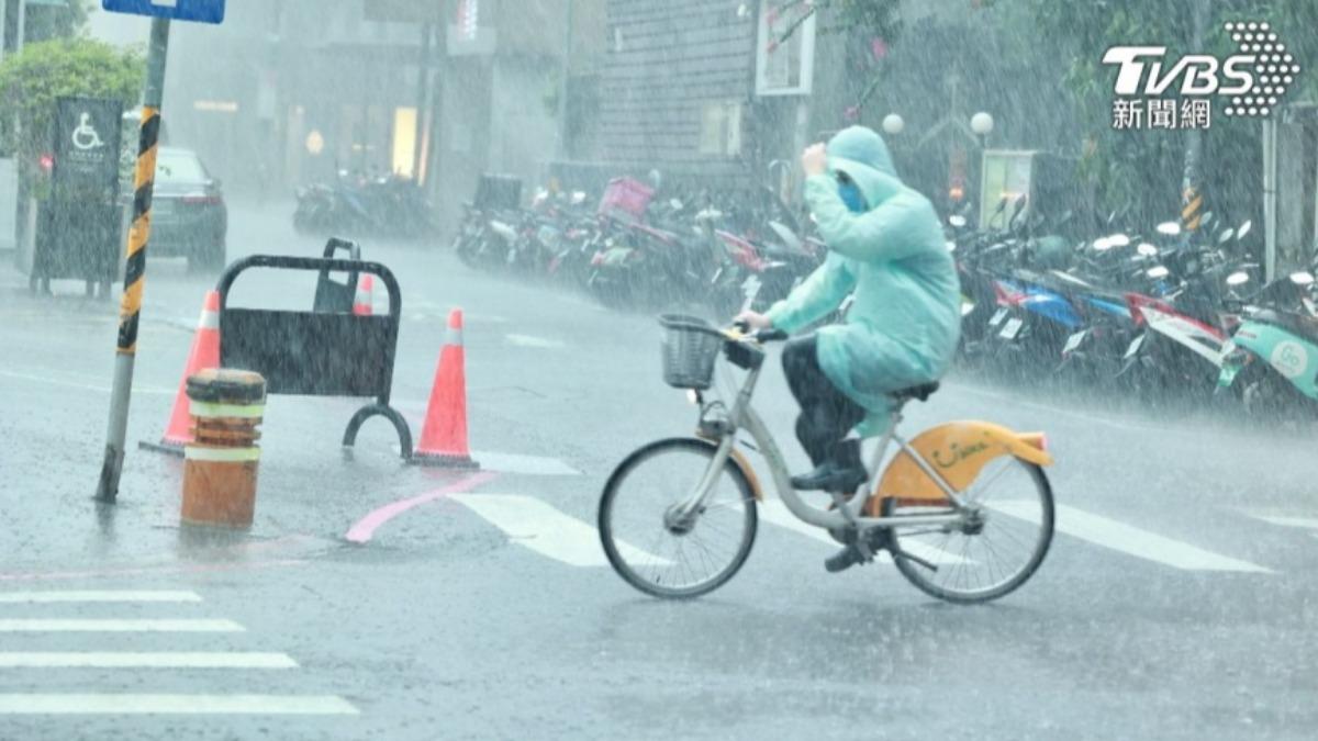 大雨特報。（圖／黃城碩攝）