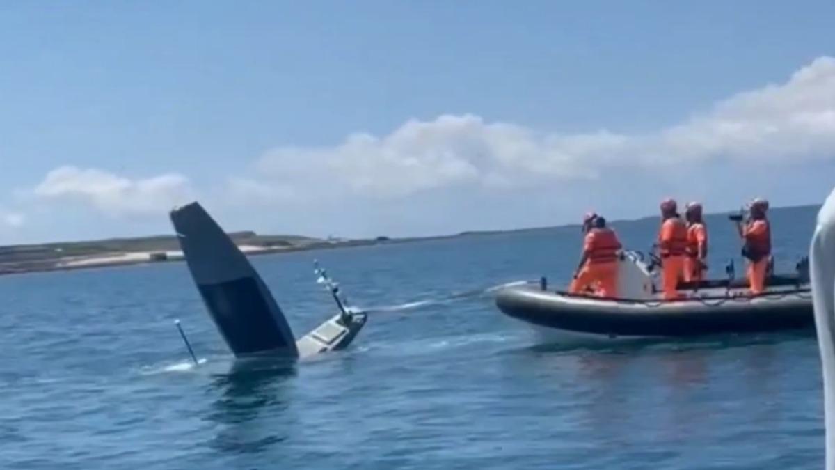 澎湖漁民在目斗嶼海域，發現一艘載浮載沉的衝浪板。（圖／謝宏育提供）