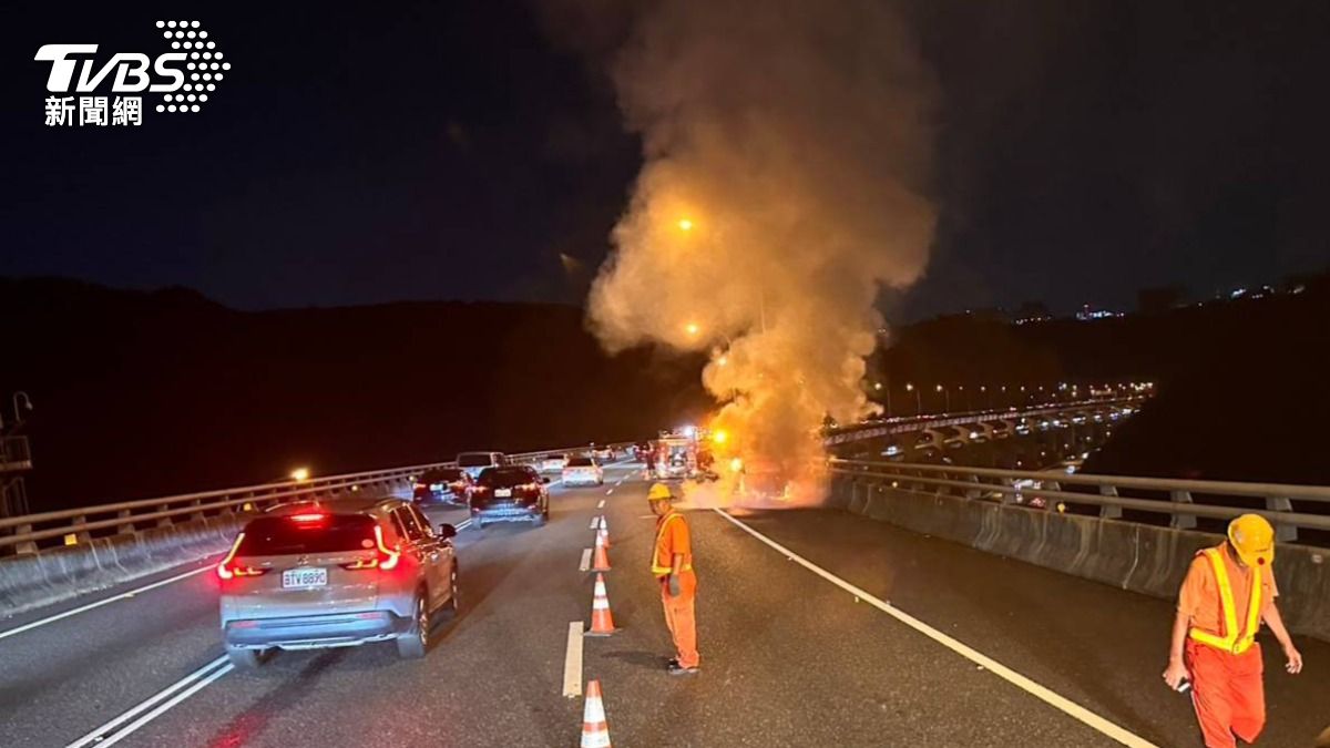 國1五楊高架北向38.5K林口段火燒車。（圖／警方提供）