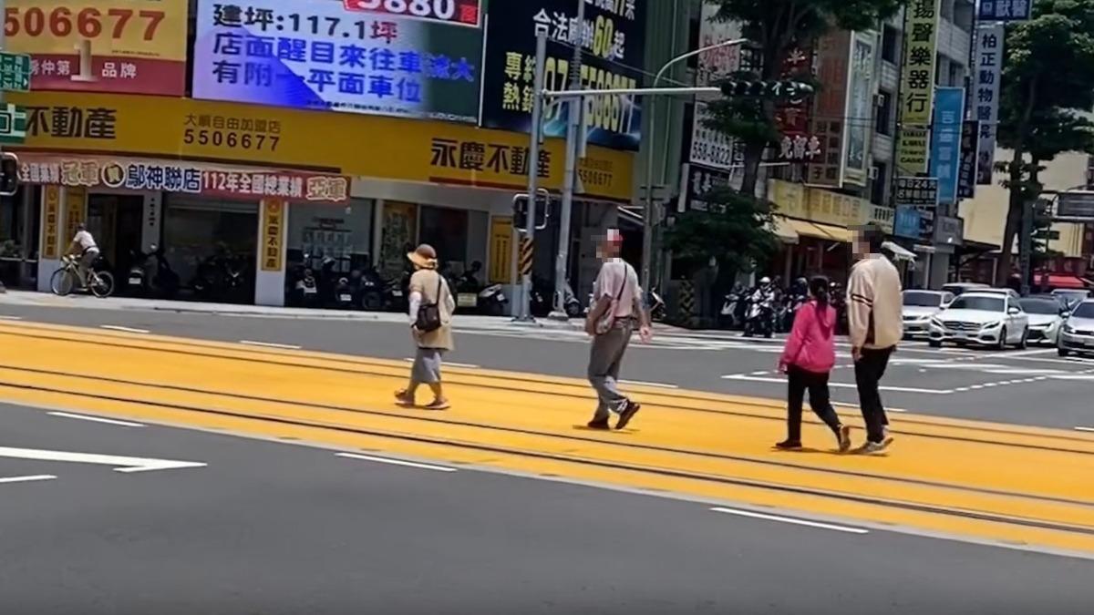 網友目擊高雄輕軌道路上，有一行人在上面行走。（圖／翻攝Threads）