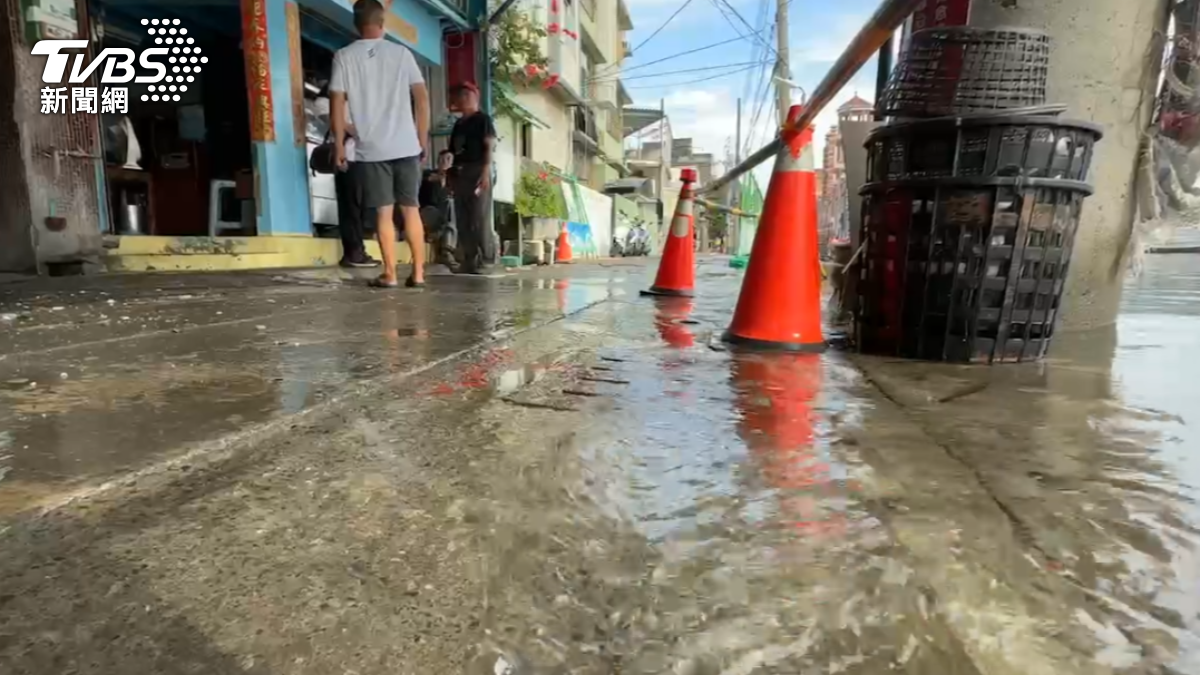 遇上年度大潮，海水淹上街道，驚人景象曝光。（圖／TVBS）