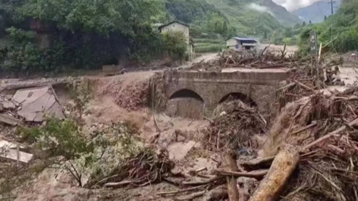 中國四川雅安的新華村20日凌晨因暴雨而爆發嚴重山洪，導致8人死亡和超過30人失聯。（圖／翻攝自中國報）