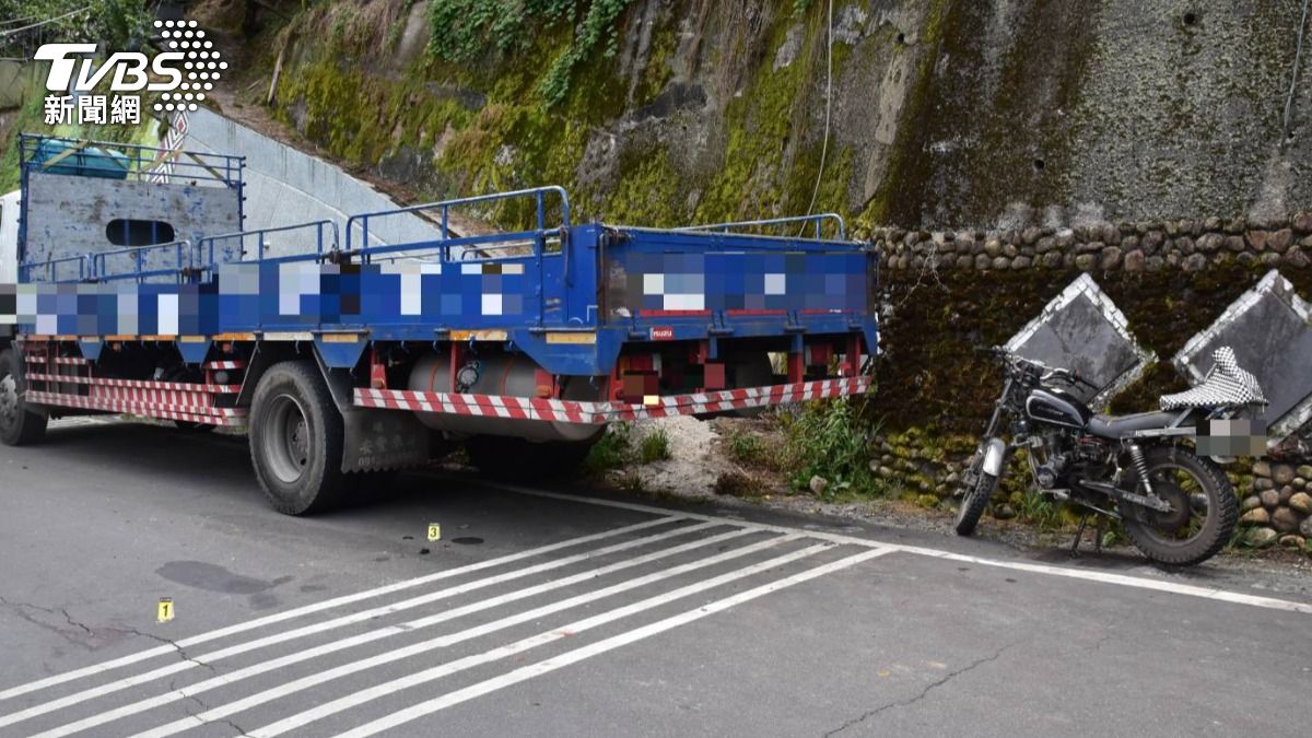 賴男騎車時不慎撞上違停貨車，頭部重創送醫不治。（圖／TVBS）