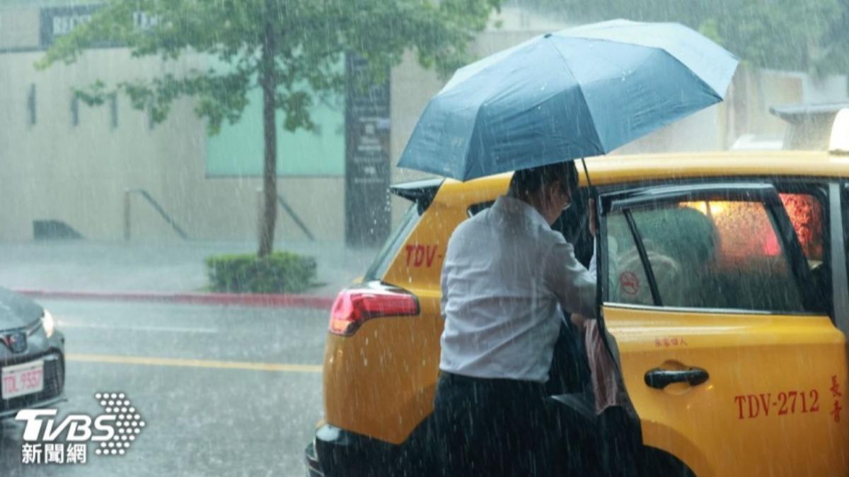 氣象署大雨特報。（圖／黃城碩攝）