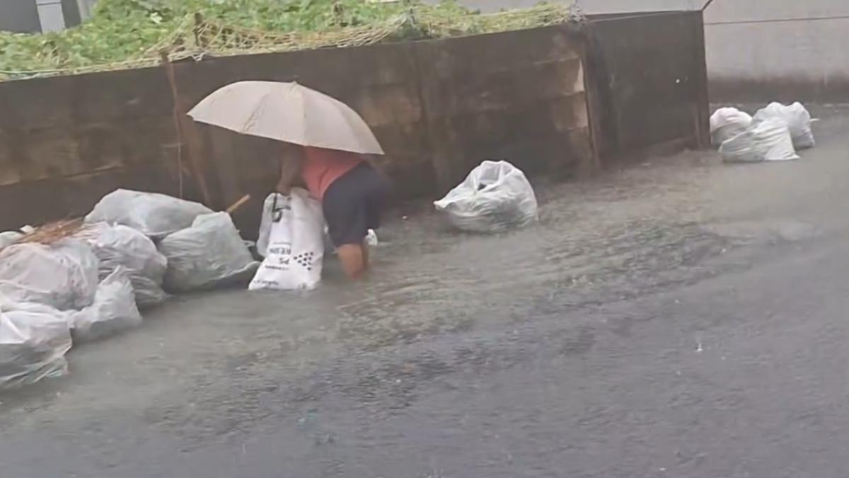 從網友提供的畫面可見，積水已經淹到小腿，居民像是司空見慣一般。（圖／翻攝自臉書台南大小事）