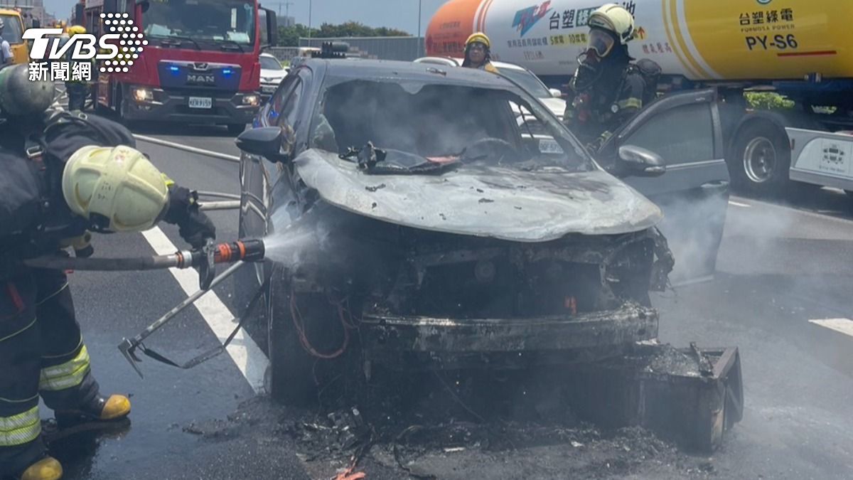 高雄市消防局出動3車8人前往將火勢撲滅。（圖／TVBS）