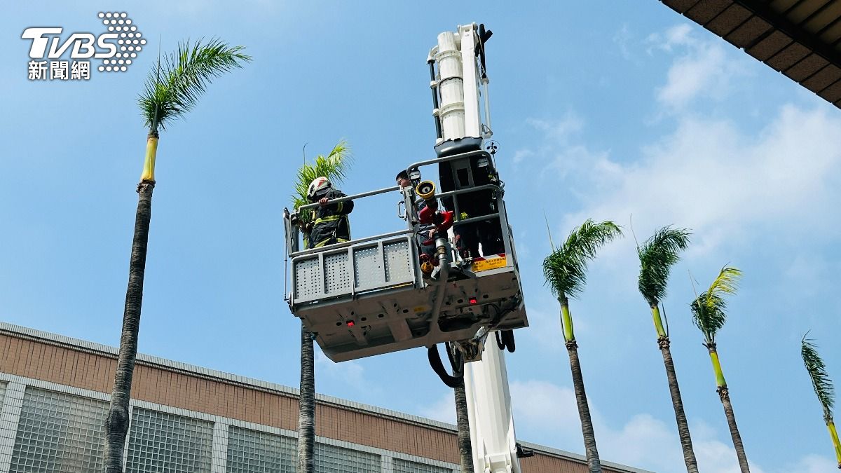 消防局雲梯車救援演練。（圖／陳祁 攝）
