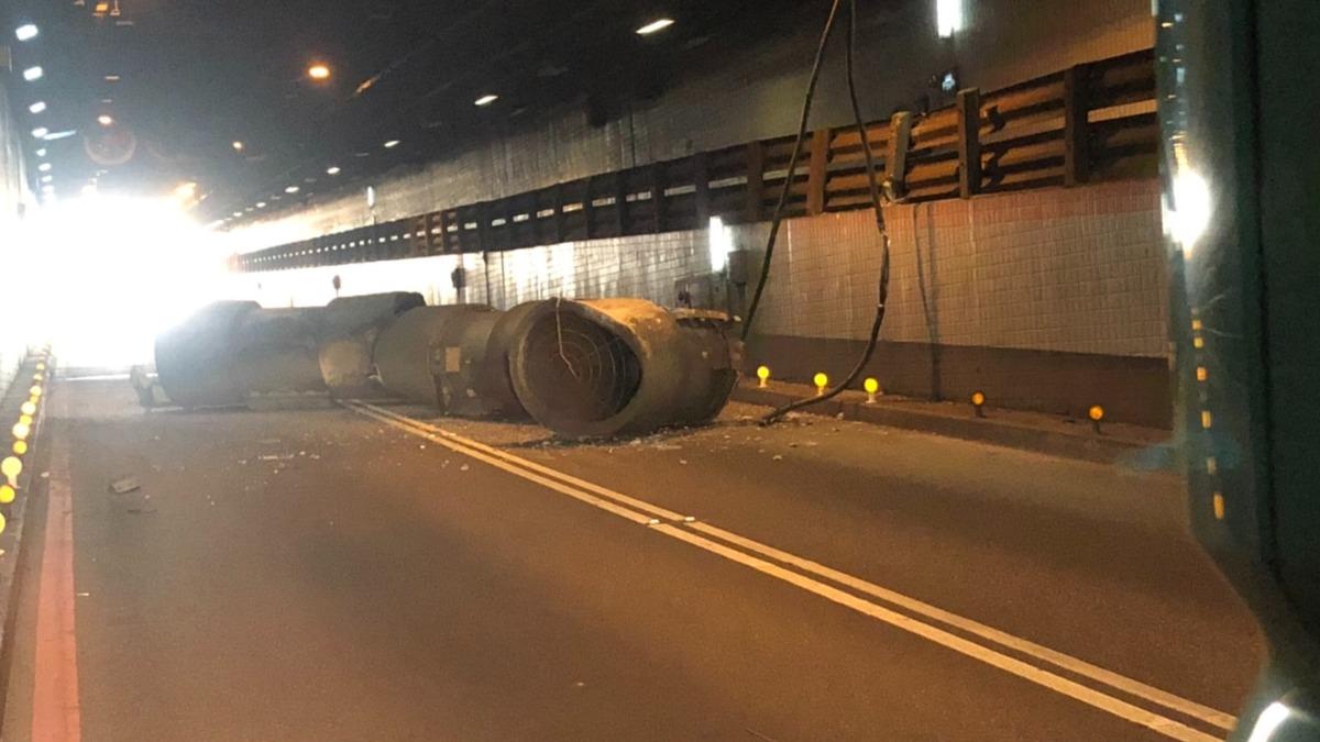 港警前往現場，目前事故正在緊急排除中。（圖／翻攝自記者爆料網）